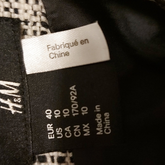 Sleeveless fitted dress - Picture 2 of 3